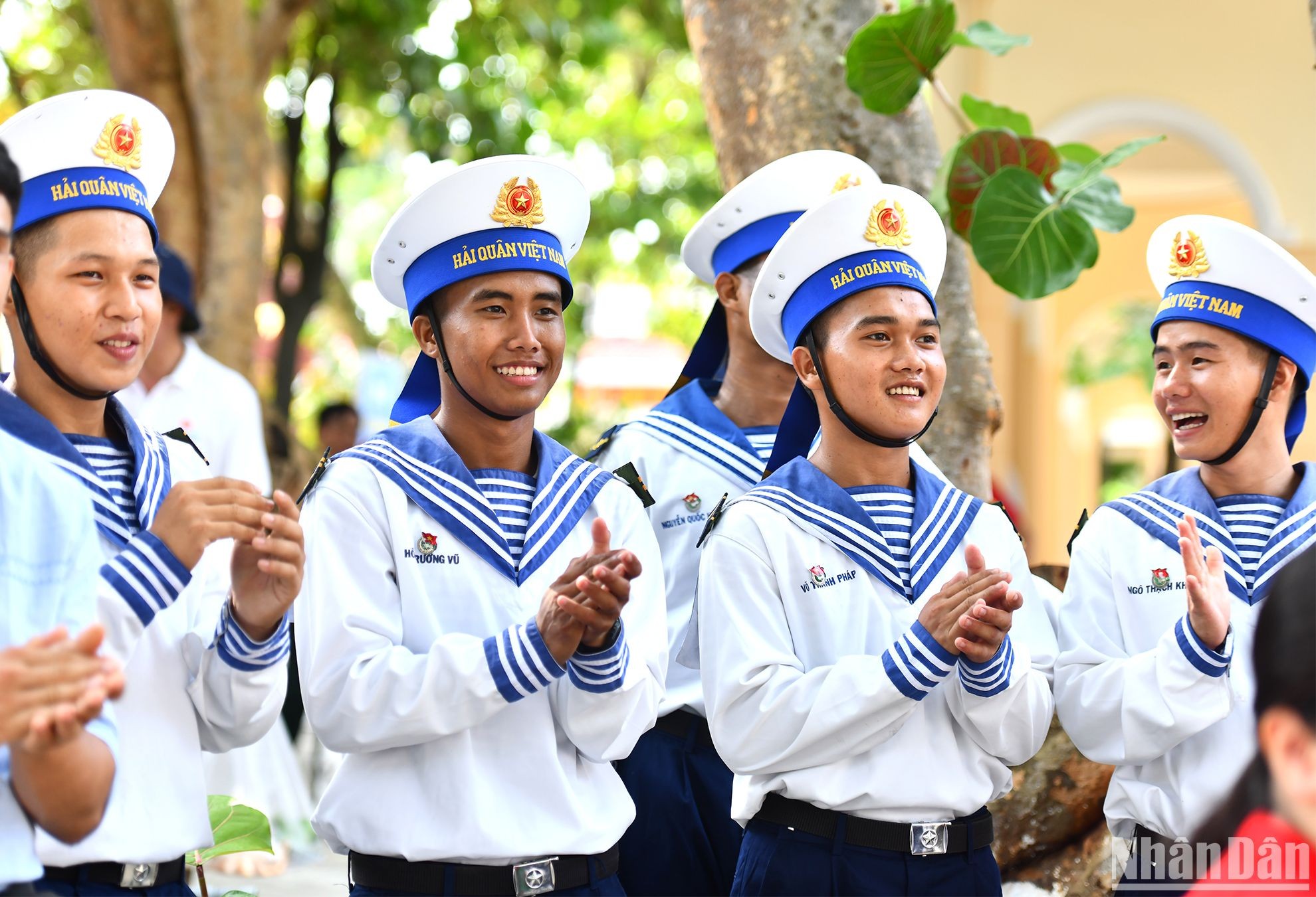 Quân chủng Hải quân làm việc tại huyện đảo Trường Sa (Khánh Hòa) và nhà giàn DK1