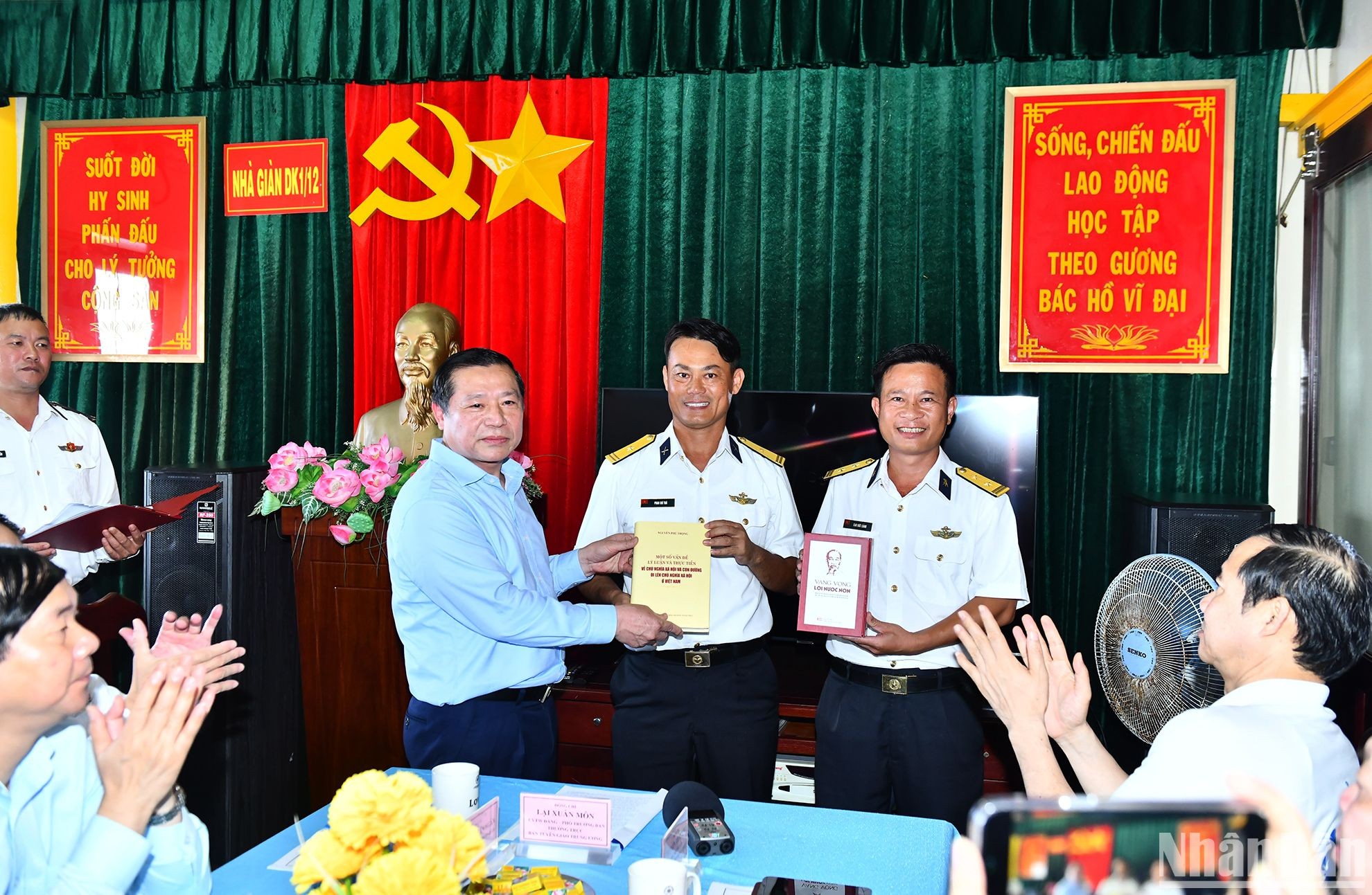 Quân chủng Hải quân làm việc tại huyện đảo Trường Sa (Khánh Hòa) và nhà giàn DK1