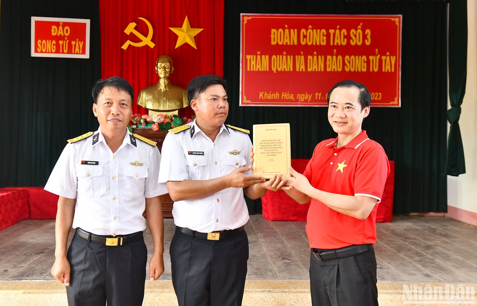 Quân chủng Hải quân làm việc tại huyện đảo Trường Sa (Khánh Hòa) và nhà giàn DK1
