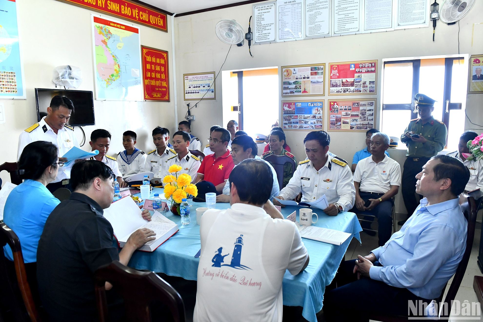 Quân chủng Hải quân làm việc tại huyện đảo Trường Sa (Khánh Hòa) và nhà giàn DK1
