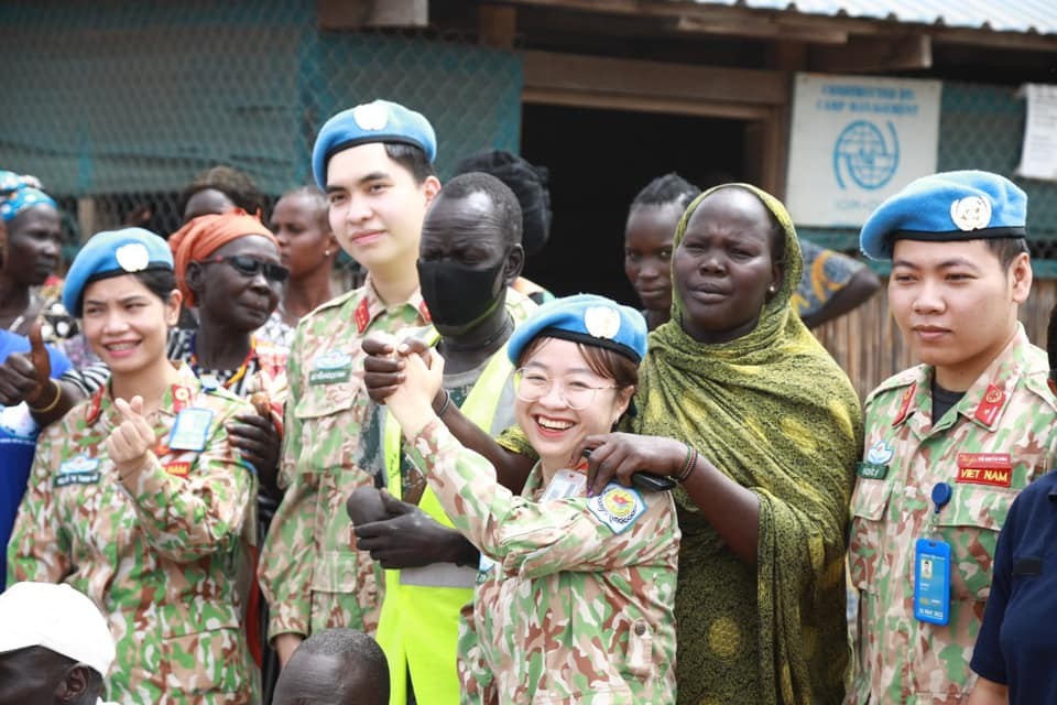 vietnamese soldiers deliver gifts to bentiu refugee camps