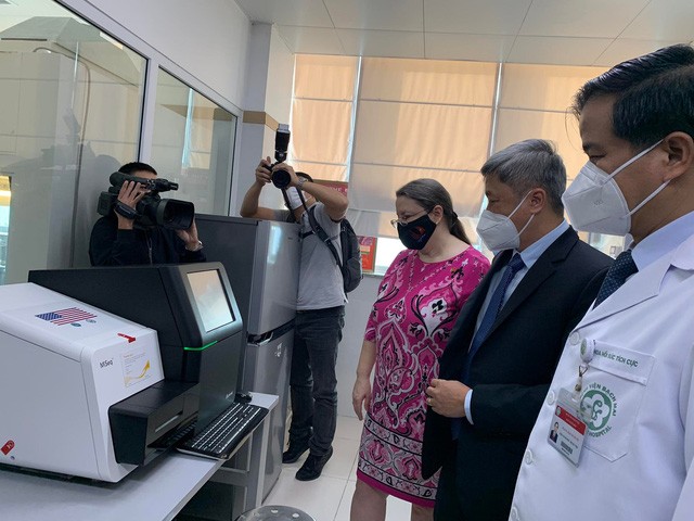 Vietnam Receives DNA Sequencing Device for Covid-19 Variants Donated by USA