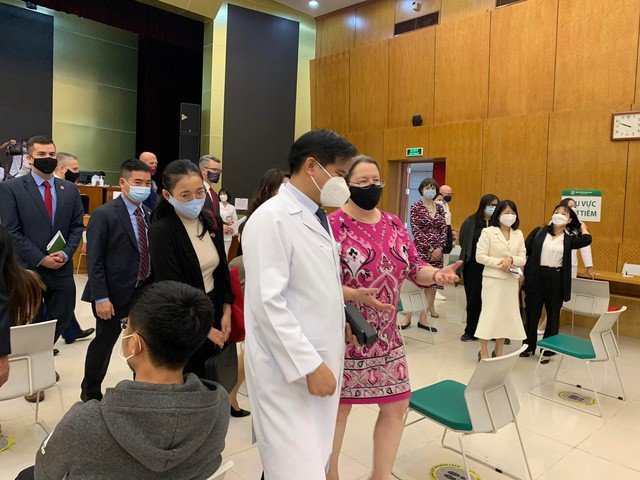 Vietnam Receives DNA Sequencing Device for Covid-19 Variants Donated by USA