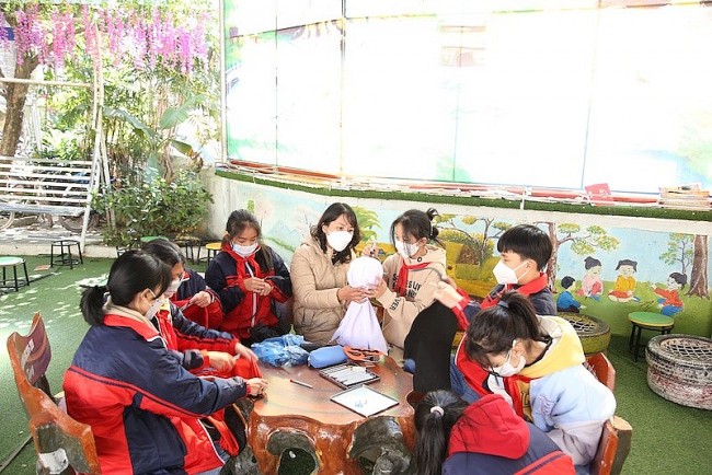 Teacher Devotes to Provide English Lessons on Frontier Land