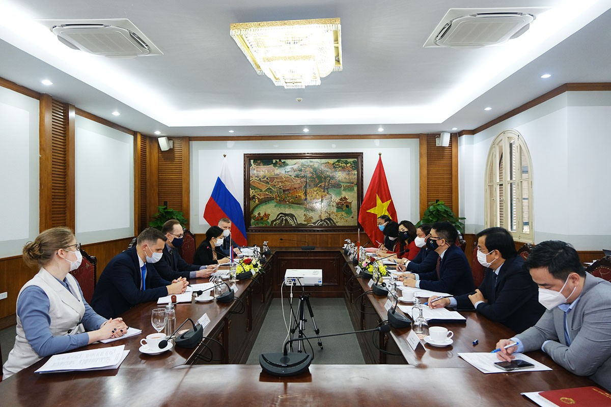 Vietnam, Russia Photograph Exhibits Show National Pride