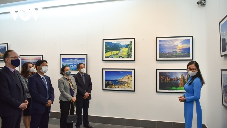 Vietnam, Russia Photograph Exhibits Show National Pride