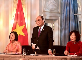 President Meets Vietnamese Community in Switzerland