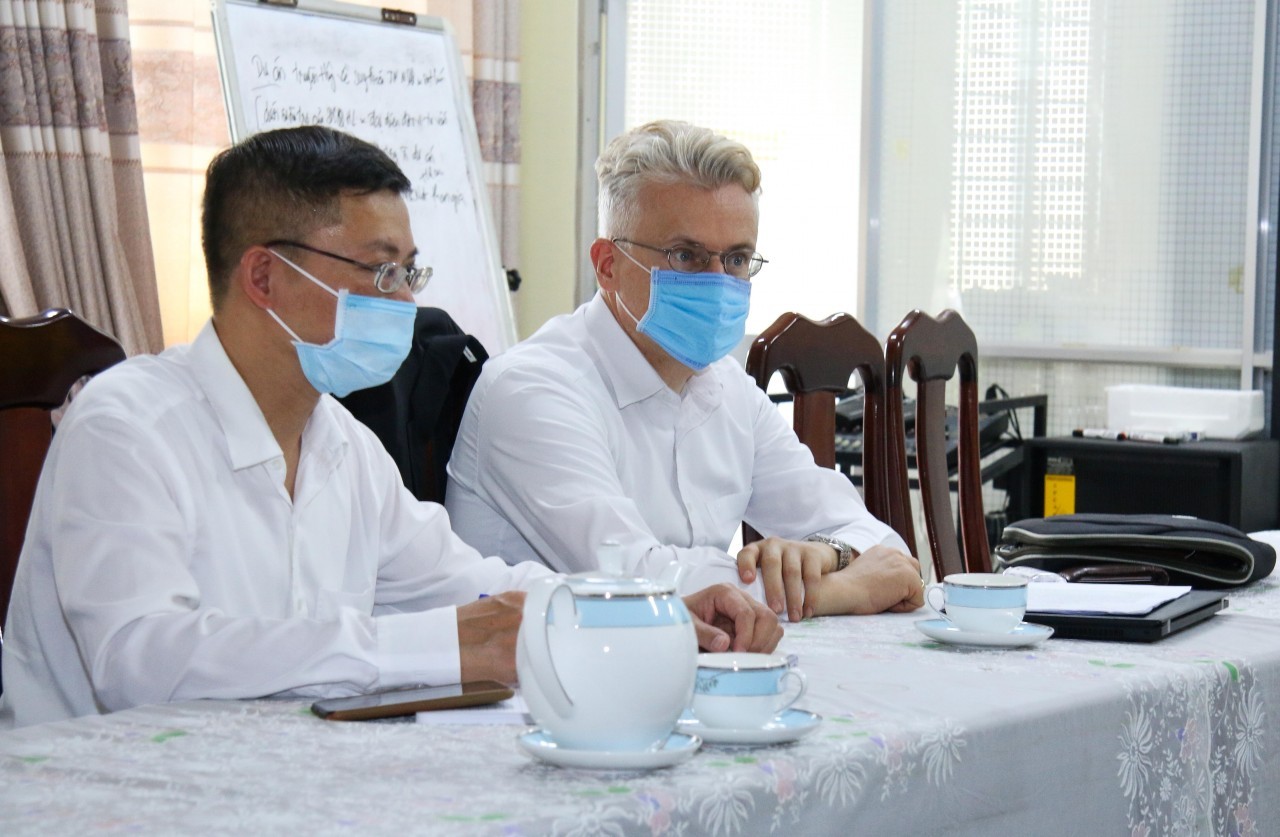 Prof. Dr. Andreas Stoffers - Country Director of FNF in Vietnam and Dr. Pham Hung Tien, Deputy Director and Project Manager of FNF exchanged information about the implementation of climate change projects in Can Tho. Photo: