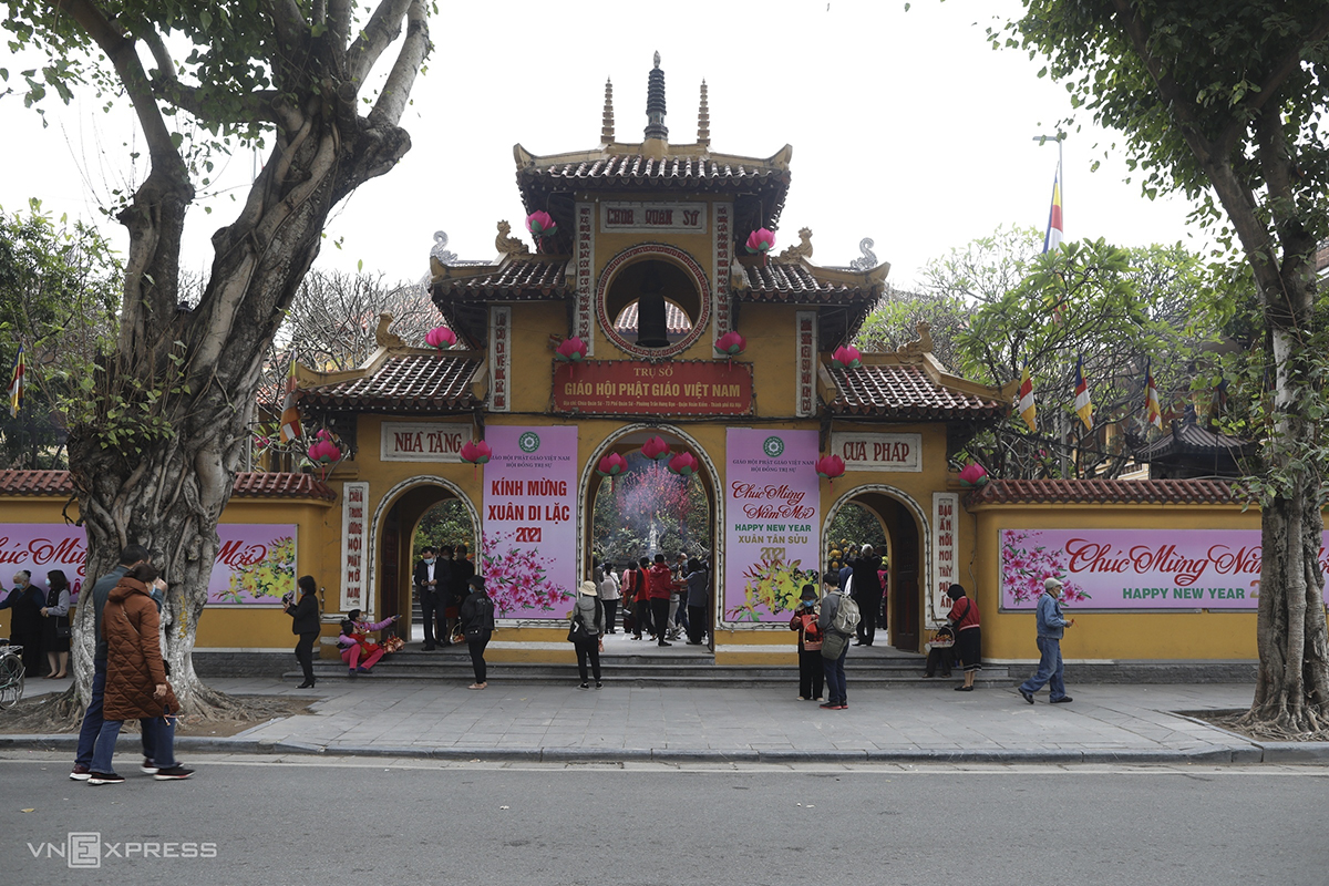 COVID-19 safety protocol followed during New Year pagoda visits in Hanoi