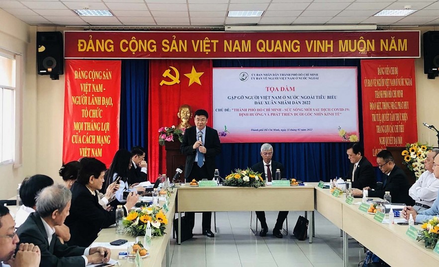 Deputy Foreign Minister and head of the State Committee for Overseas Vietnamese Affairs Pham Quang Hieu speaks at the meeting in Ho Chi Minh City.