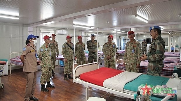 Members of Vietnam's level-2 field hospital No. 3  learn about SOP standard procedures in hospital operation (Photo:  qdnd.vn) 