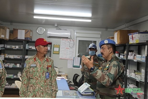 Doctors and nurses of the two hospitals share expertise and experience in handling real situations (Photo:  qdnd.vn)