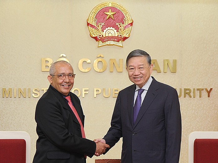 Minister of Public Security General To Lam hosts a reception for Pedro Soca Pascual, representative of the Cuban Ministry of the Interior in Hanoi.  Photo: Cong An Nhan Dan Online