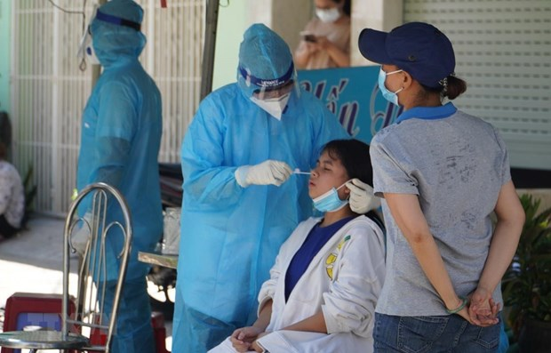 A medic is collecting samples for COVID-19 testing. (Photo: VNA)