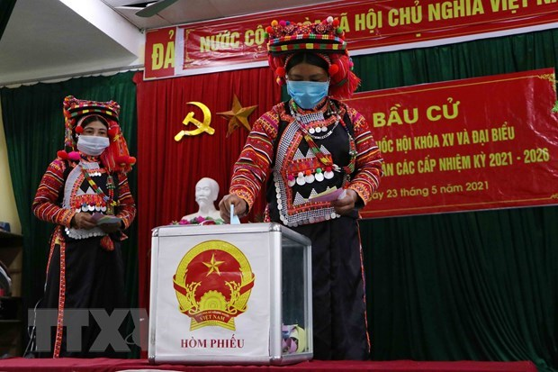 Ethnic people in the northern mountainous province of Lai Chau go to the polls. (Photo: Nguyen Van Oanh/VNA)