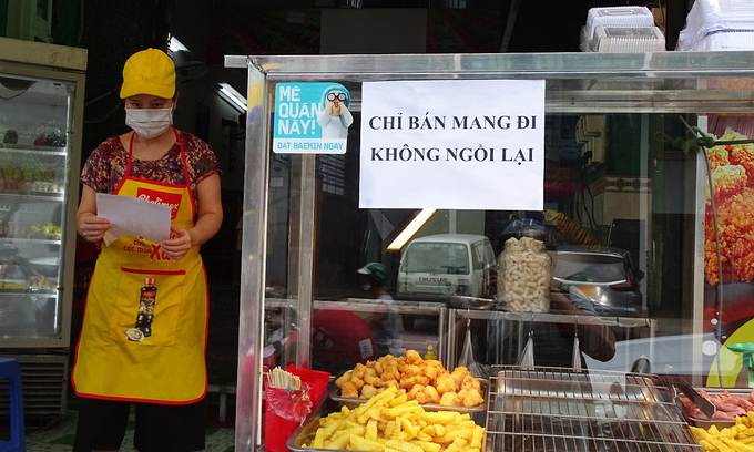 A restaurant in HCMC's Binh Thanh District erects a sign saying it only serves takeaways, May 22, 2021. Photo by VnExpress/Ha An.