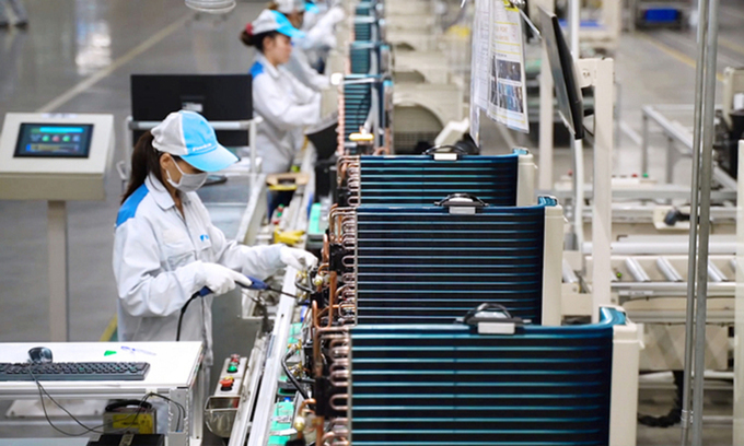 Workers at an air conditioner making factory in northern Hung Yen Province. Photo by VnExpress