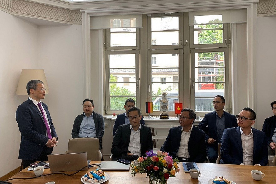 Overseas Intellectuals Contribute to Development in Homeland