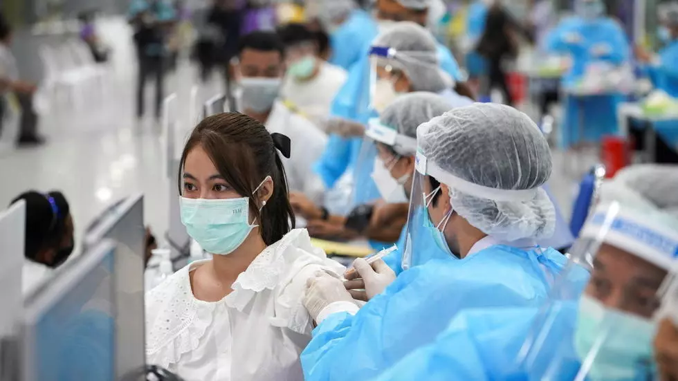 A woman receives China's Sinovac Covid-19 jab at the Central Vaccination Centre, inside the Bang Sue Grand Station, in Bangkok, Thailand, May 24, 2021. © Athit Perawongmetha, Reuters