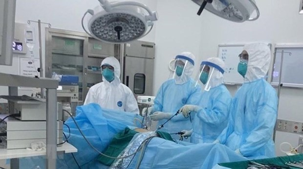 Doctors at National Hospital for Tropical Diseases are treating a COVID-19 patient. (Photo: VNA)