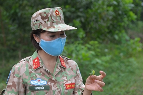Lieutenant Colonel Vu Thi Lien joining the training