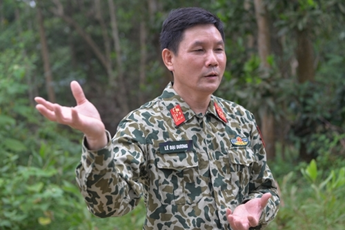 Senior Colonel Le Dai Duong equipping troops with essential life-saving tips