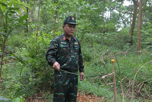 Trainees are taught how to lay traps in the forest.