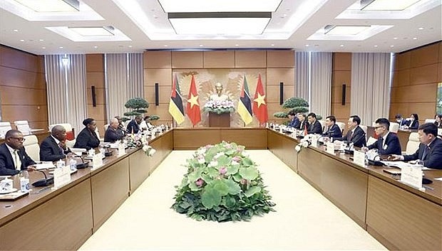 The talks between NA Chairman Vuong Dinh Hue and President of the Mozambican Assembly Esperanca Laurinda Francisco Nhiuane Bias in Hanoi on June 20. (Photo: VNA)