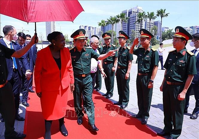 Chủ tịch Quốc hội Mozambique thăm và làm việc tại Tập đoàn Viettel