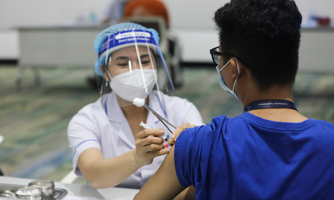 A man is injected with a Covid-19 vaccine shot in HCMC, June 2021. Photo by VnExpress/