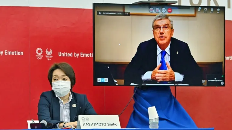 Tokyo 2020 President Seiko Hashimoto, left, holds a virtual meeting with International Olympic Committee President Thomas Bach. (Pool photo) 