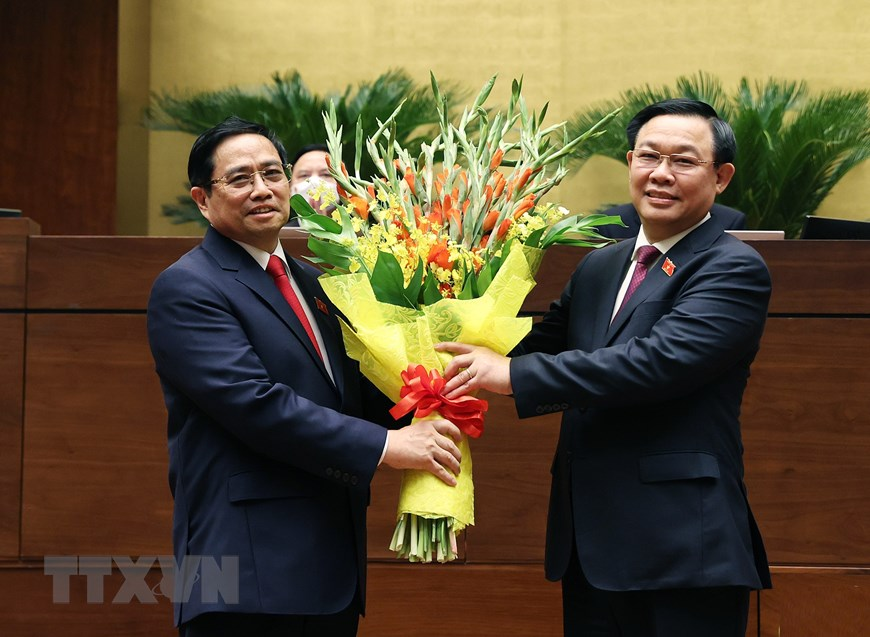 NA Chairman Vuong Dinh Hue congratulates Pham Minh Chinh on his election as Prime Minister of Vietnam. Photo: VNA