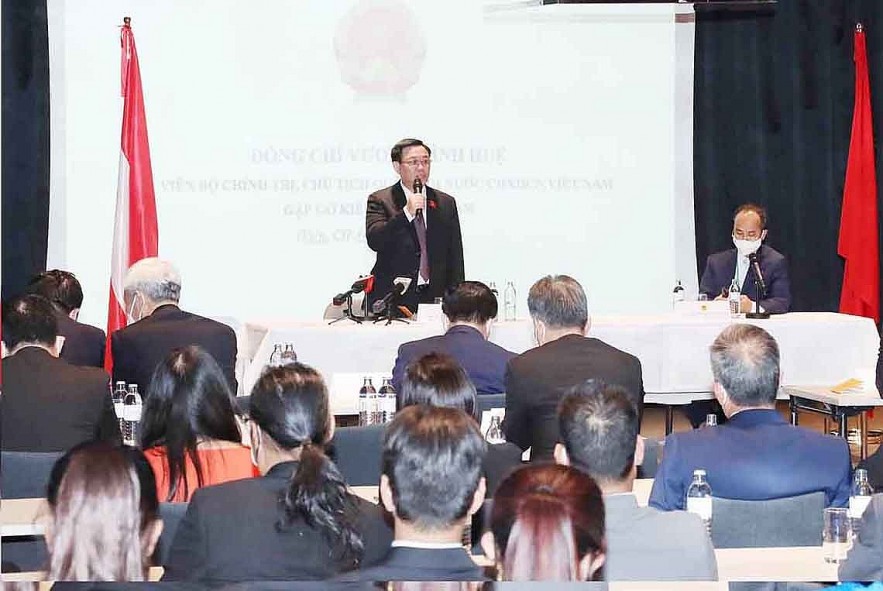 National Assembly Chairman Vuong Dinh Hue speaks at the meeting. 