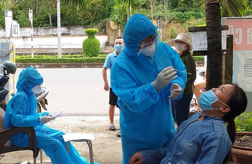 Covid-19 testing in Phu Quoc. Photo: Zing