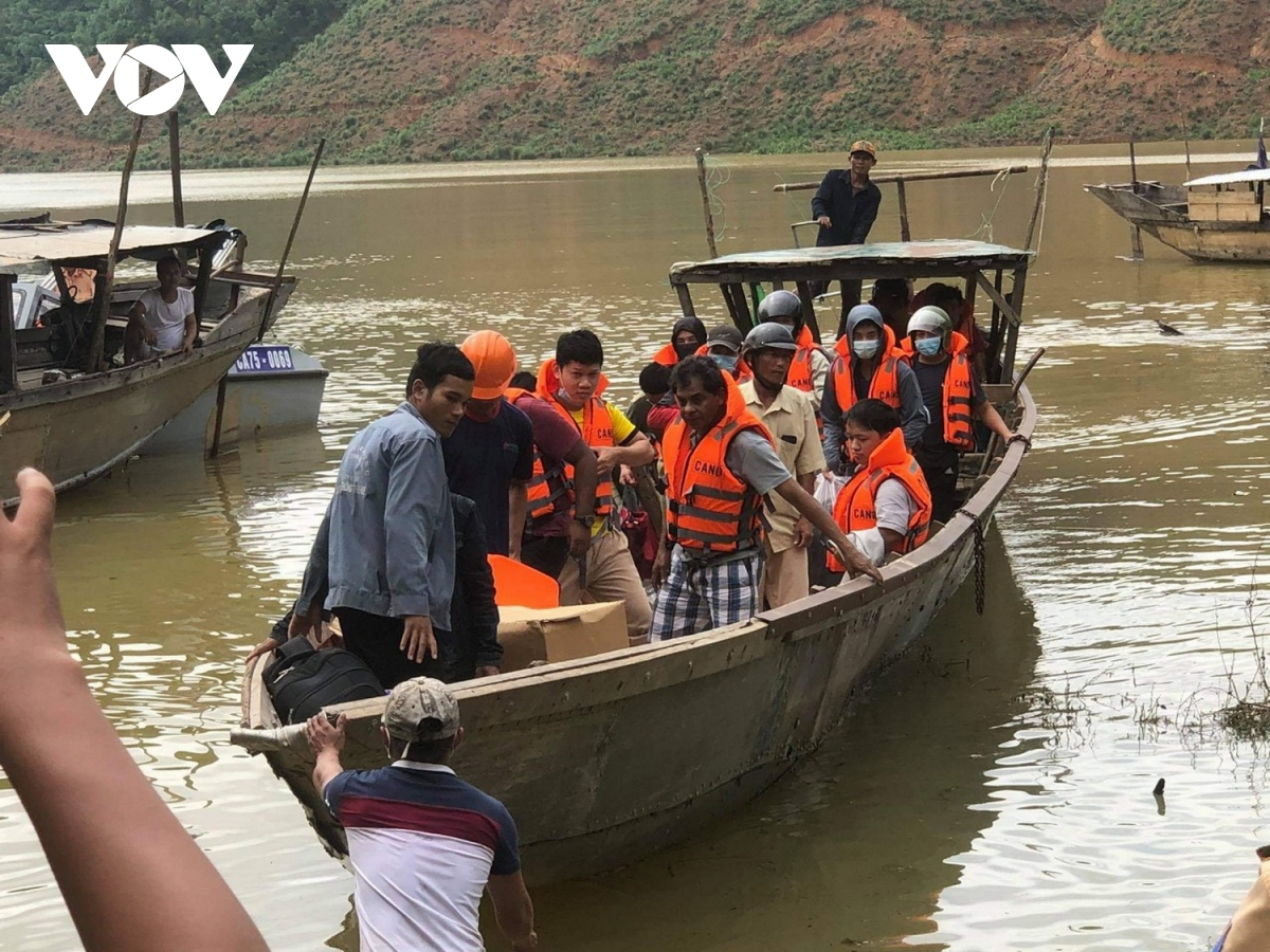 catastrophic landslides one worker found dead nearly 1000 people mobilised for rescue efforts