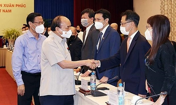 President Nguyen Xuan Phuc meets with representatives of the Vietnam Young Entrepreneurs’ Association in HCM City on October 12. (Photo: VNA)