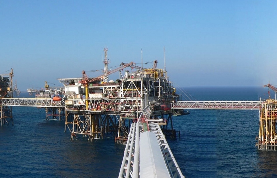 World oil prices dropped to 15 USD/barrel, a record low in the past 20 years