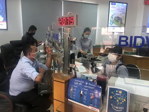 vietnam central bank reduces rates to aid post pandemic recovery