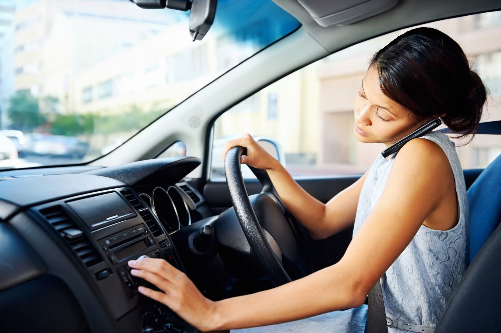 using mobile phone while driving to be strictly banned in vietnam