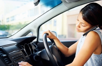 using mobile phone while driving to be strictly banned in vietnam