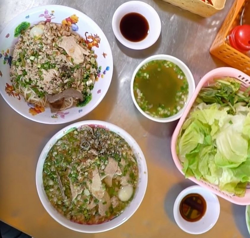 Exploring street food paradise at Sai Gon flower market