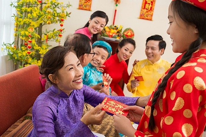New small banknotes hunted for New Year lucky money in Vietnam