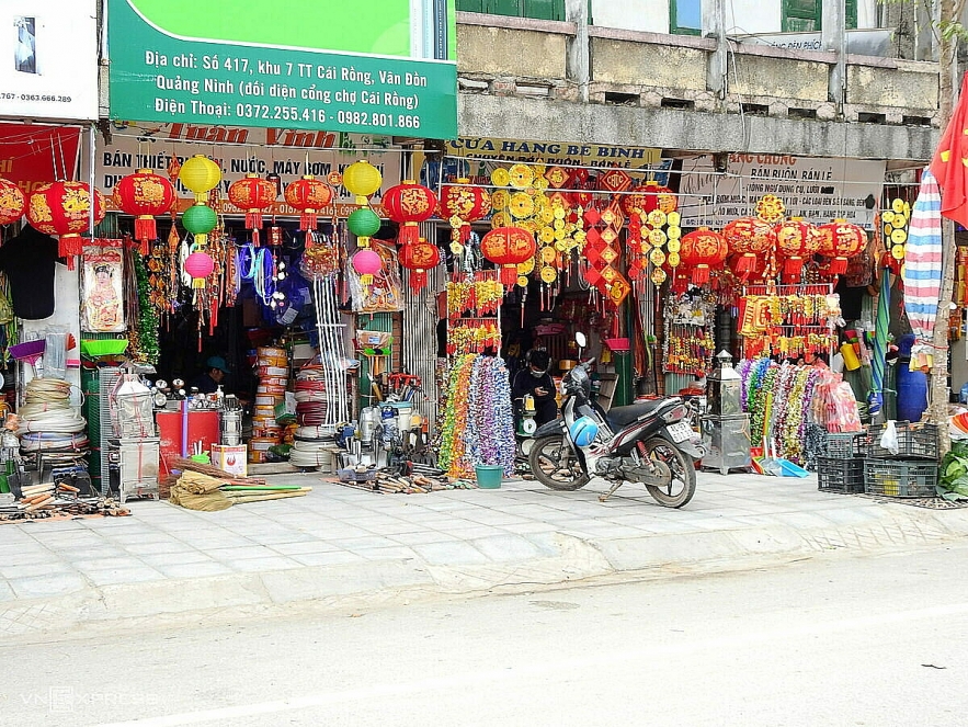 Photos show life under covid 19 lockdown in vietnam town