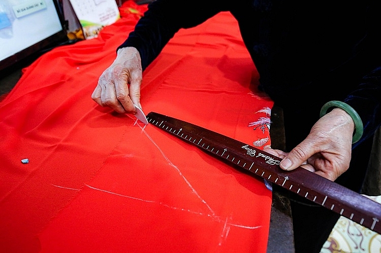 Family of 4 generations sewing Ao Dai in Old Quarter: From rusted sewing machine to a famous brand