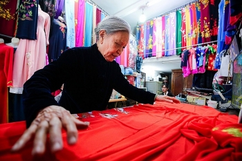 Family of 4 generations sewing Ao Dai in Hanoi Old Quarter: From rusted sewing machine to a famous brand