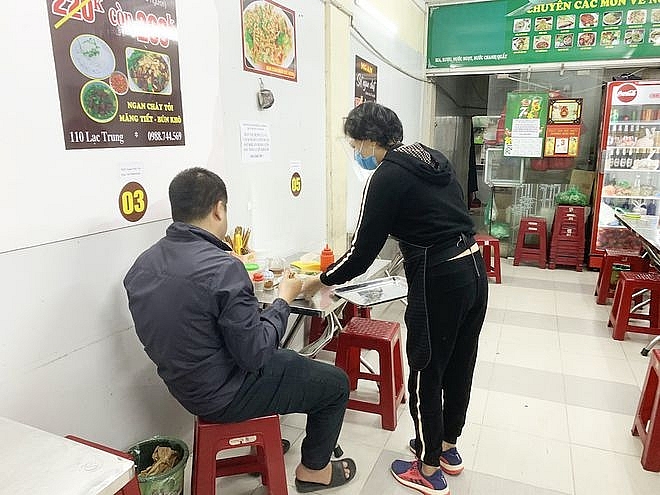 Hanoi's stores and restaurants reopen: Many people drop by coffee after 2 weeks of social distancing