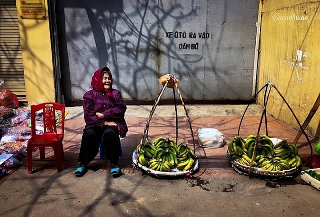 Shoulder pole of street vendors - a captivating feature to fall in love with Hanoi