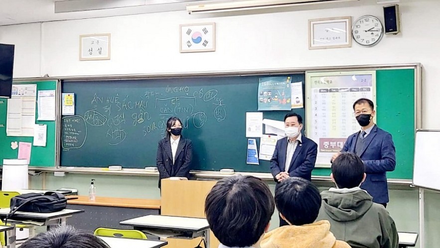 Ly Xuong Can Encourages Korean Students To Learn Vietnamese