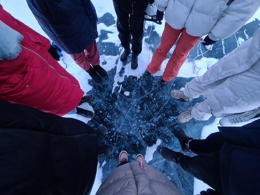 Memorable experience of Vietnamese tourists in the deepest lake of the world