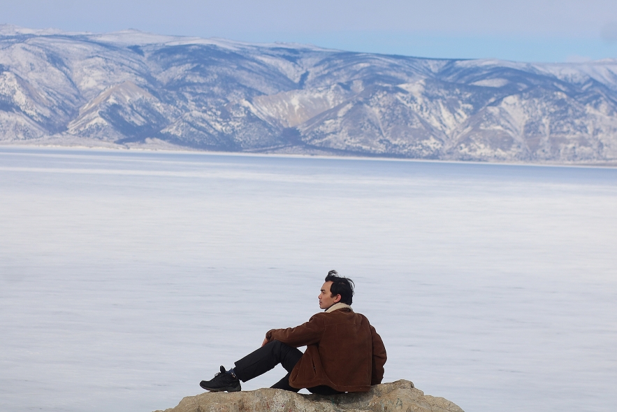 Memorable experience of Vietnamese tourists in the deepest lake of the world